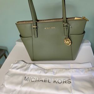 MICHAEL KORS Jet Set Tote (Army Green)